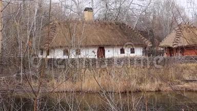 有茅草屋顶的乌克兰小屋